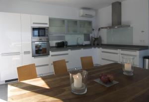 Kuchyň nebo kuchyňský kout v ubytování Casa Geniol Luxury villa
