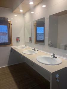 ein Bad mit 3 Waschbecken und 2 Spiegeln in der Unterkunft Granja escuela con Bungalows in San Martín de la Vega + 17 Fotos