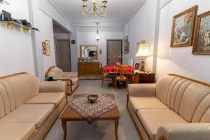 A seating area at BYT Downtown Flat