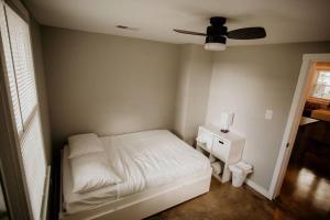 - une chambre avec un lit et un ventilateur de plafond dans l'établissement The Turquoise Door Modern Rustic in Town of Lexington, à Lexington