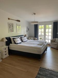 - une chambre avec un grand lit dans l'établissement Trouville Bed & Breakfast, à Hornbæk