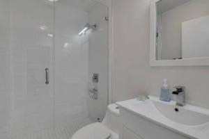 Design District! Gated 2 Bad/1 Bath w/ Parking 4402