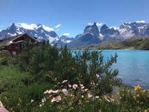a view of a lake with mountains in the background at Cabañas Villanita in Punta Arenas