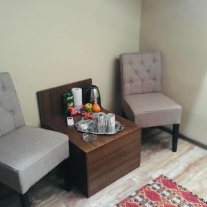 salon ze stołem i 2 krzesłami w obiekcie Aldi w Sarajewie