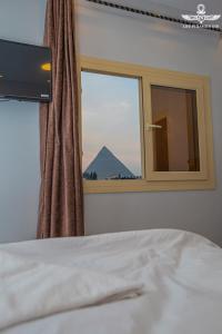 Postel nebo postele na pokoji v ubytování Life Pyramids Inn