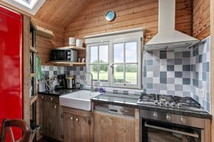a kitchen with a stove and a sink at Dijkwoning Cadzand in Cadzand