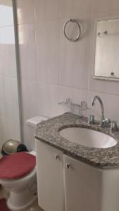 ein Badezimmer mit Waschbecken und Toilette in der Unterkunft Casa para temporada e fins de semana in Itanhaém