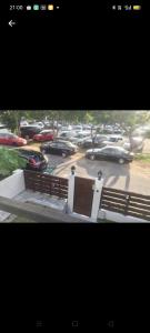 uma fotografia de um parque de estacionamento com carros estacionados em Alimama Guesthouse Melaka with Balcony em Malaca
