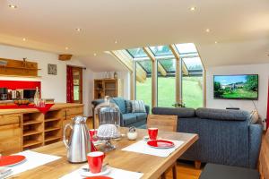 Una sala de estar con un sofá azul y una mesa. en Ferienwohnung Staffen, en Unterwossen