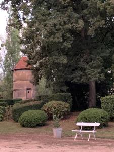 einen Picknicktisch in einem Garten mit einem Gebäude in der Unterkunft l'Abeaupinière in Reboursin