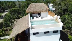 Bazén v ubytování Royal Palm Bacalar Cabañas & Lagoon Club nebo v jeho okolí