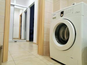 biała pralka w pokoju w obiekcie Apartament Seven w mieście Legnica +7 zdjęć