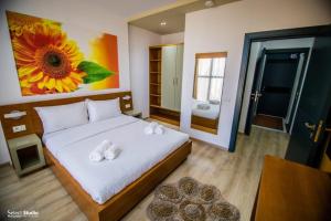 sypialnia z łóżkiem z dwoma ręcznikami w obiekcie Hotel Restorant Delisia w mieście Korcza