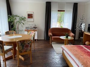 - un salon avec un lit, une table et des chaises dans l'établissement Gästehaus Ute Müller, à Wimbach