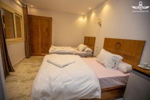 Postel nebo postele na pokoji v ubytování Life Pyramids Inn