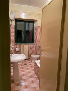 uma casa de banho com um lavatório e um WC em La cantoniera dei 18 em Terminillo