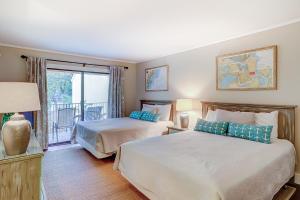 ein Hotelzimmer mit 2 Betten und einem Balkon in der Unterkunft Beckenham in Hilton Head Island
