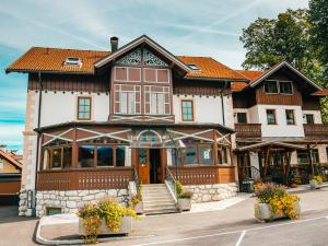 Una gran casa en blanco y marrón en Gasthof Franziskibad, en Bad Häring