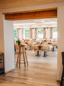 Um restaurante ou outro lugar para comer em Gasthof Franziskibad