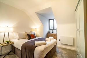 ein Schlafzimmer mit einem großen Bett in einem Zimmer in der Unterkunft 28 St John's Mews in York