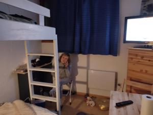 een vrouw in een stoel naast een stapelbed bij PETIT STUDIO 17 M2 in La Foux