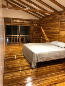 聖維森特的住宿－Casa de Paz，一间卧室配有一张床,铺有木地板