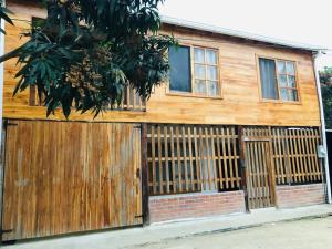 聖維森特的住宿－Casa de Paz，一座带木门和围栏的房子