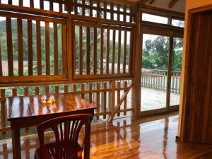 eine Holzveranda mit einem Holztisch und Stühlen in der Unterkunft Casa de Paz in San Vicente