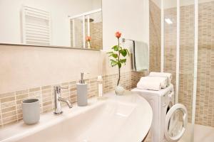 Un baño con lavabo, inodoro y espejo. en Casa Iris Panzano in Chianti, en Pieve di Panzano 28 fotos más