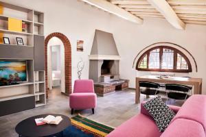 sala de estar con sofá rosa y piano en Casa Iris Panzano in Chianti, en Pieve di Panzano