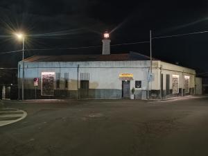 een gebouw met 's nachts een licht erop bij Sciara Biscari B&B in Catania