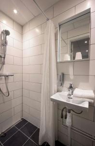 Koupelna v ubytování Go Hotel Saga
