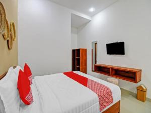 En eller flere senger på et rom på OYO 90820 Madania Guesthouse Syariah