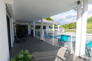 Bazén v ubytování Caribbean’ZEN nebo v jeho okolí