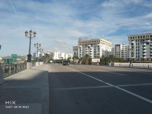 una strada vuota in una città con edifici alti di Beach View Apartment (Boulevard Mohammed VI) a Tangeri