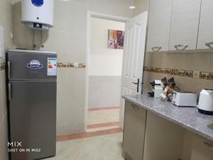 una cucina con frigorifero e piano di lavoro di Beach View Apartment (Boulevard Mohammed VI) a Tangeri