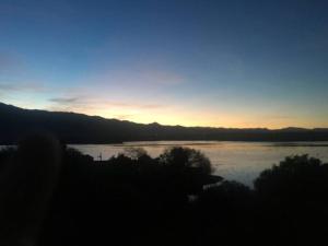 un tramonto su un grande corpo d'acqua di Cabaña a orillas del Lago a Tarija