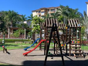 - une aire de jeux dans un parc avec toboggan dans l'établissement Oceanview 6th Floor Jaco Condo, à Jacó