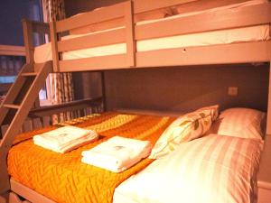 Двухъярусная кровать или двухъярусные кровати в номере Paul's Studio @ Liver House