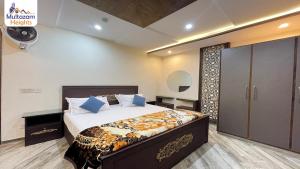 1 dormitorio con 1 cama grande en una habitación en Multazam Heights, DHA Phase 8 en Lahore