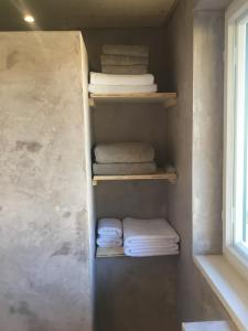 einen Schrank mit Handtüchern auf Regalen im Bad in der Unterkunft ihle-huimat in Oberstdorf