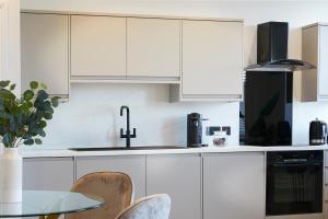 The Salisbury - Luxury Apartments by Stay In Scarborough的厨房或小厨房