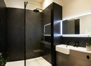 斯卡伯勒The Salisbury - Luxury Apartments by Stay In Scarborough的带淋浴和水槽的浴室 更多27张照片