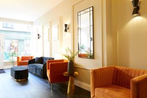 The Salisbury - Luxury Apartments by Stay In Scarborough的休息区