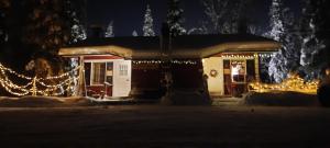 ルカにあるRukan Ukkoteeri 1 & 2の夜のクリスマスライトを飾った家