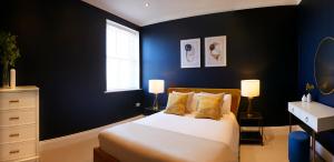 The Salisbury - Luxury Apartments by Stay In Scarborough客房内的一张或多张床位