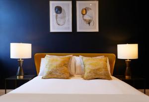 The Salisbury - Luxury Apartments by Stay In Scarborough客房内的一张或多张床位