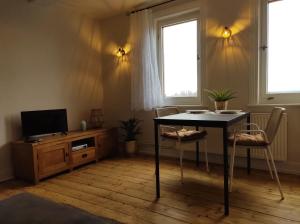 Televízia a/alebo spoločenská miestnosť v ubytovaní Minicamping und B&B Apartment Hintergarten