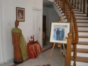 une peinture sur un support à côté d'un escalier dans l'établissement Galéria Panzió, à Nagykanizsa