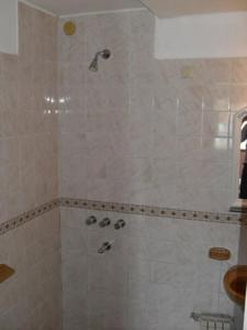 a bathroom with a shower with a shower head at Hotel Verde Sol in Villa Carlos Paz